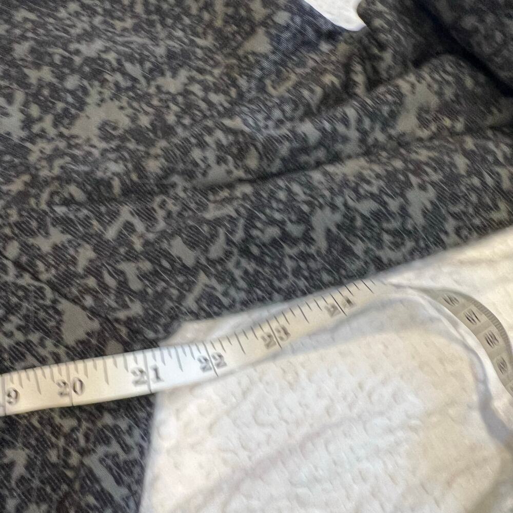 Gymshark black/gray camo hoodie for men size medium - Picture 6 of 9